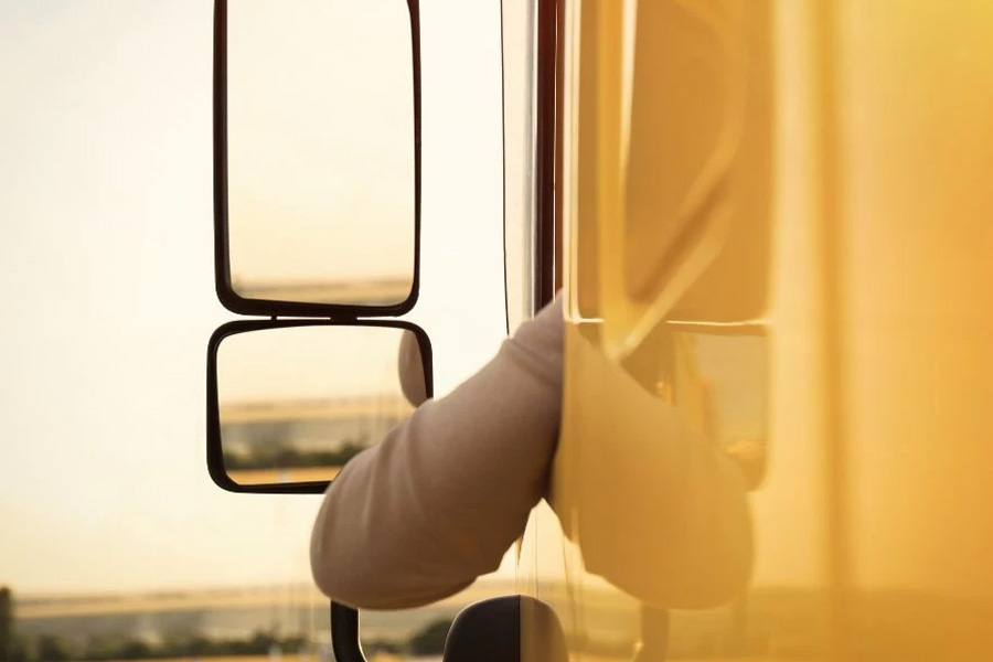 The Perfect View Understanding the Importance of Mirror Type and Placement for Your Truck